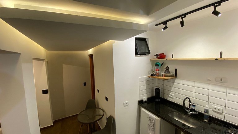 Studio com cozinha e banheiro privativos