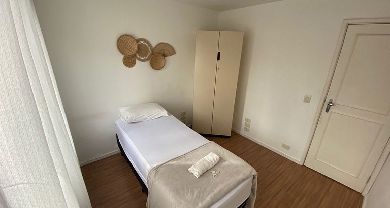 Quarto econômico acomoda até 3 pessoas