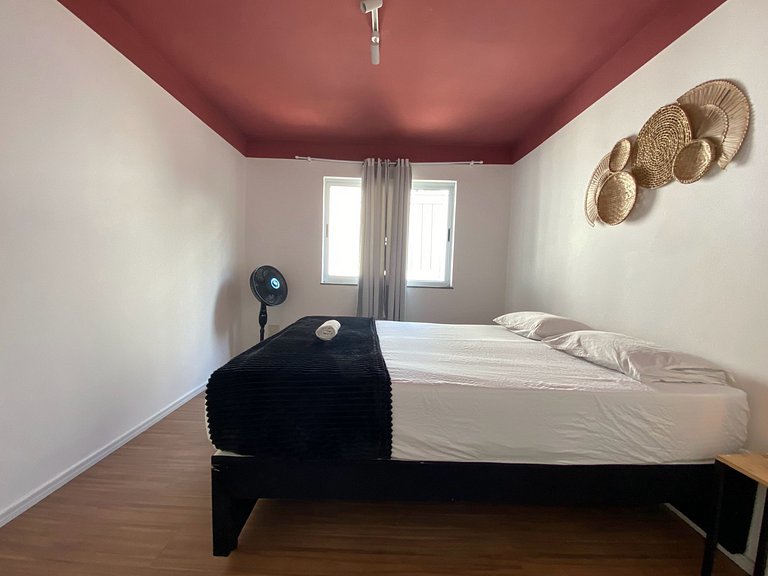 Suíte ampla com quarto, banheiro, copa e sala