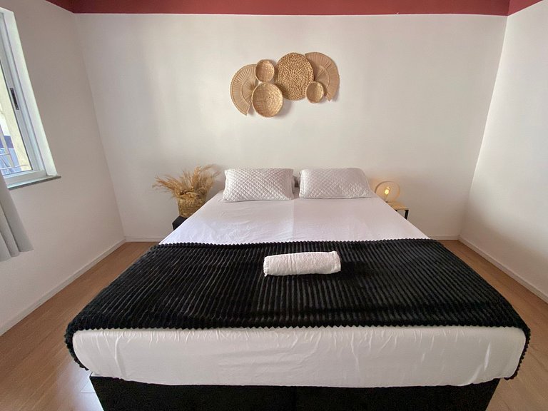 Suíte ampla com quarto, banheiro, copa e sala