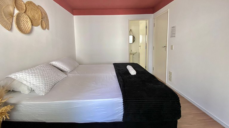 Suíte ampla com quarto, banheiro, copa e sala
