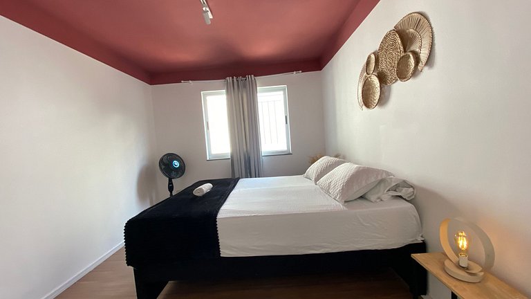 Suíte ampla com quarto, banheiro, copa e sala