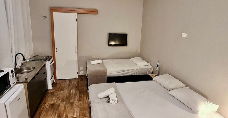 Studio com cozinha e banheiro privativos