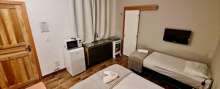 Studio com cozinha e banheiro privativos